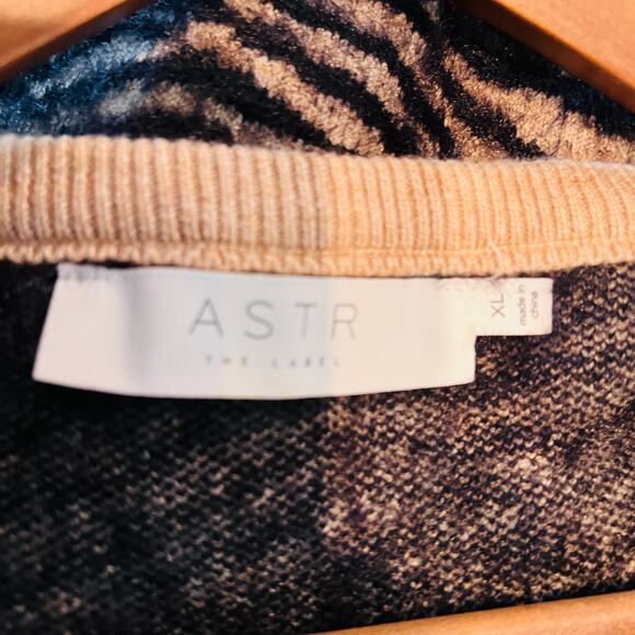 ASTR V Neck Sweater Fuzzy Animal Stripe - XL - Picture 5 of 5